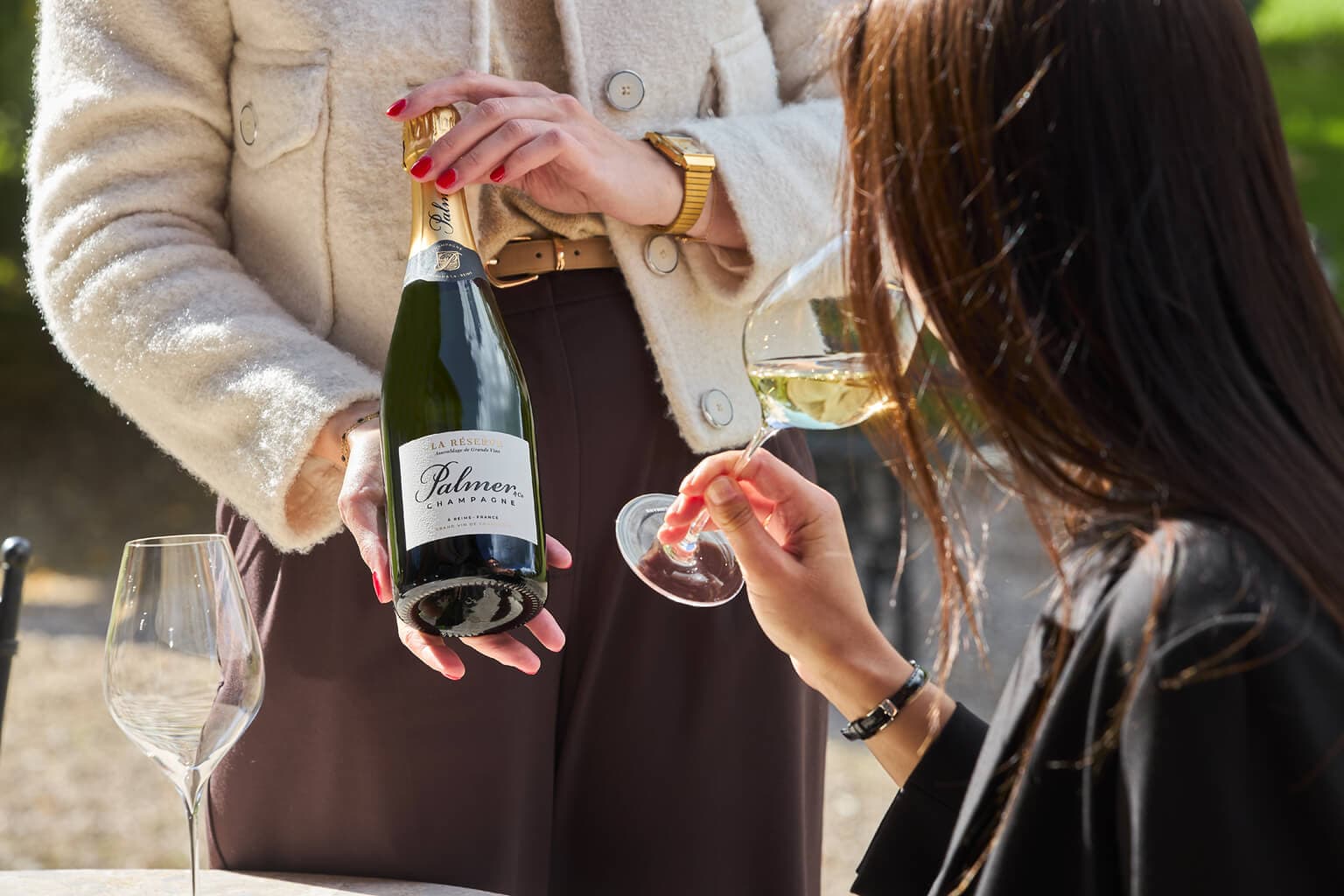 Sommelier présentant une cuvée Palmer & Co lors d’une dégustation au Domaine du Chalet en Champagne.