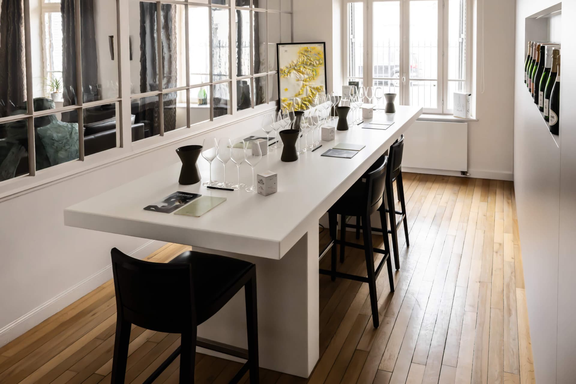 Salle de dégustation aménagée pour accueillir des participants lors d’ateliers de découverte et d’analyse sensorielle.