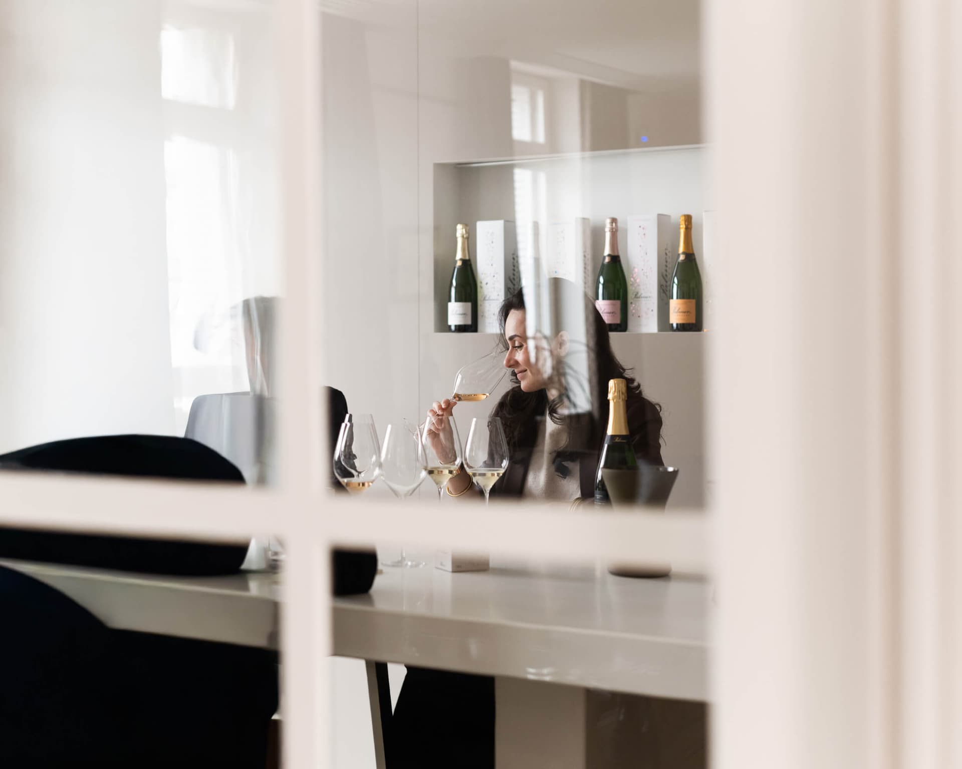Personne participant à un atelier de dégustation, observant et dégustant un verre afin d’en apprécier les arômes et les saveurs.