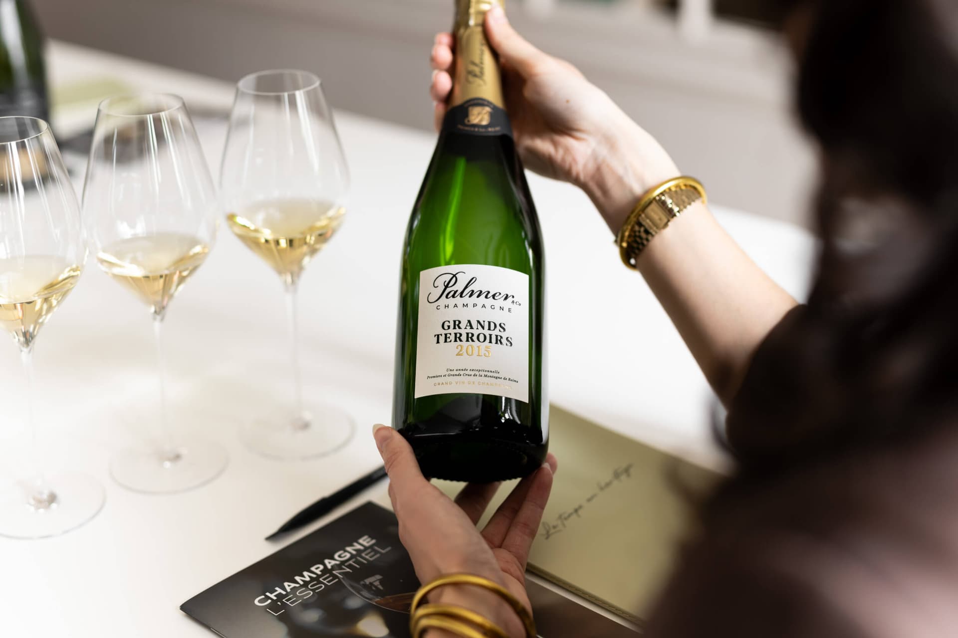 Bouteille de la cuvée Grands Terroirs présentée lors d’un atelier de dégustation, mettant en valeur l’expression de son terroir et ses caractéristiques aromatiques.