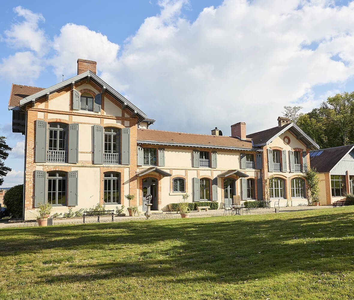 Façade du Domaine du Chalet de Palmer & Co à Chigny-les-Roses, au cœur du vignoble champenois.