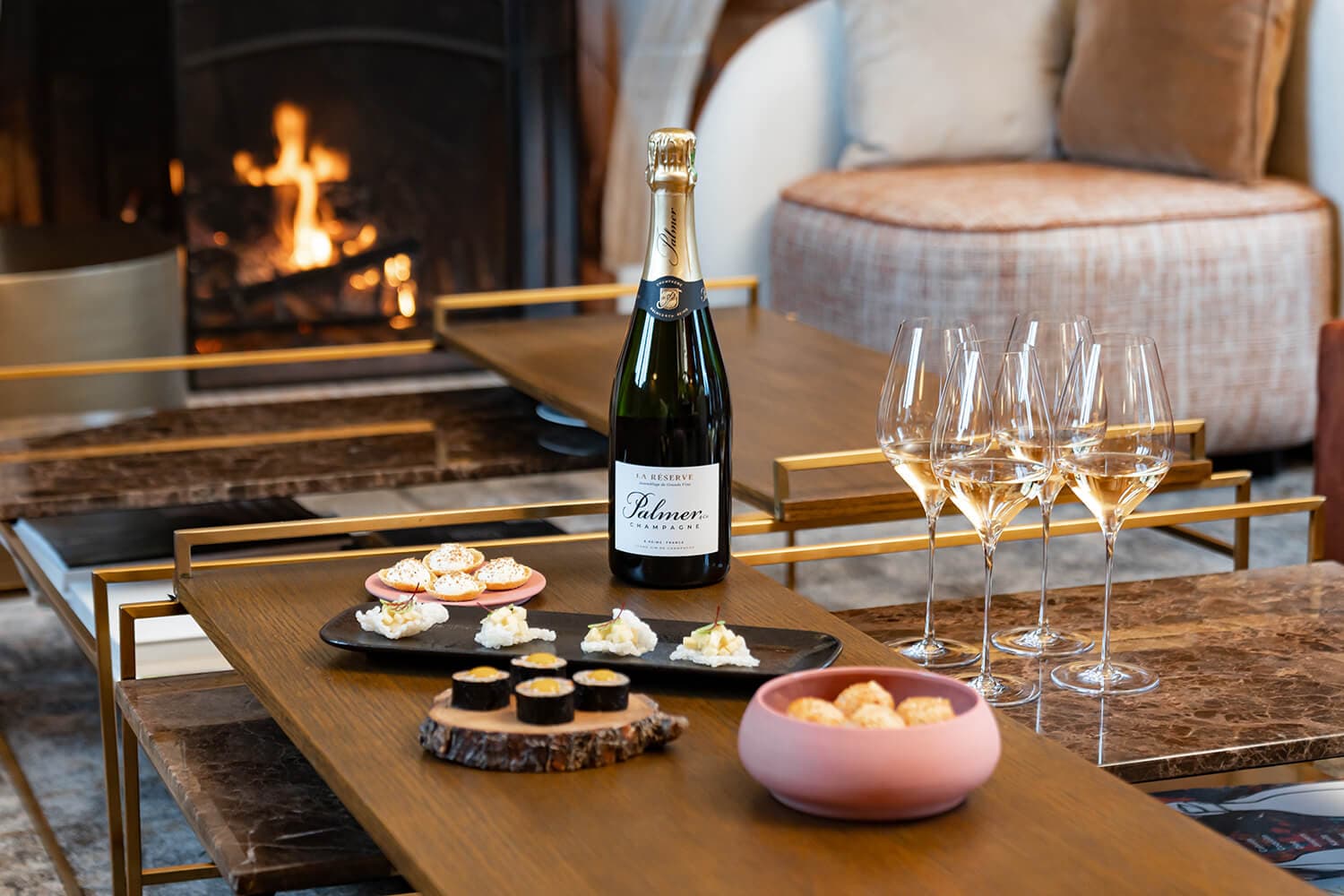 Apéritif servi dans le salon du Domaine du Chalet, accompagné de champagne Palmer & Co.