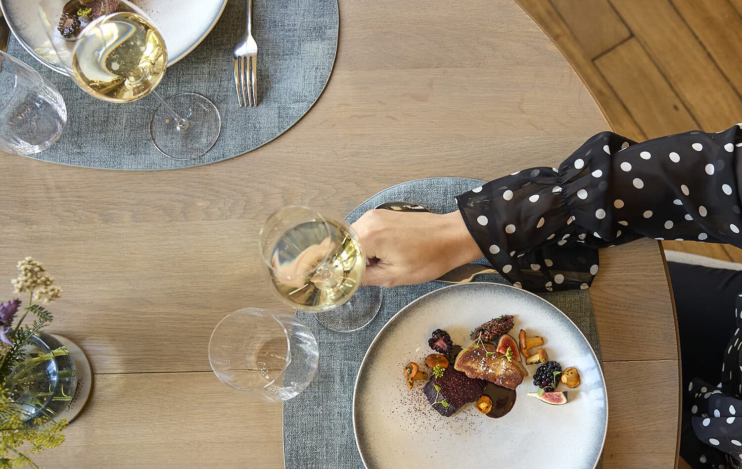 Table privée dressée avec soin dans un espace intimiste dédié aux dégustations et aux moments privilégiés.